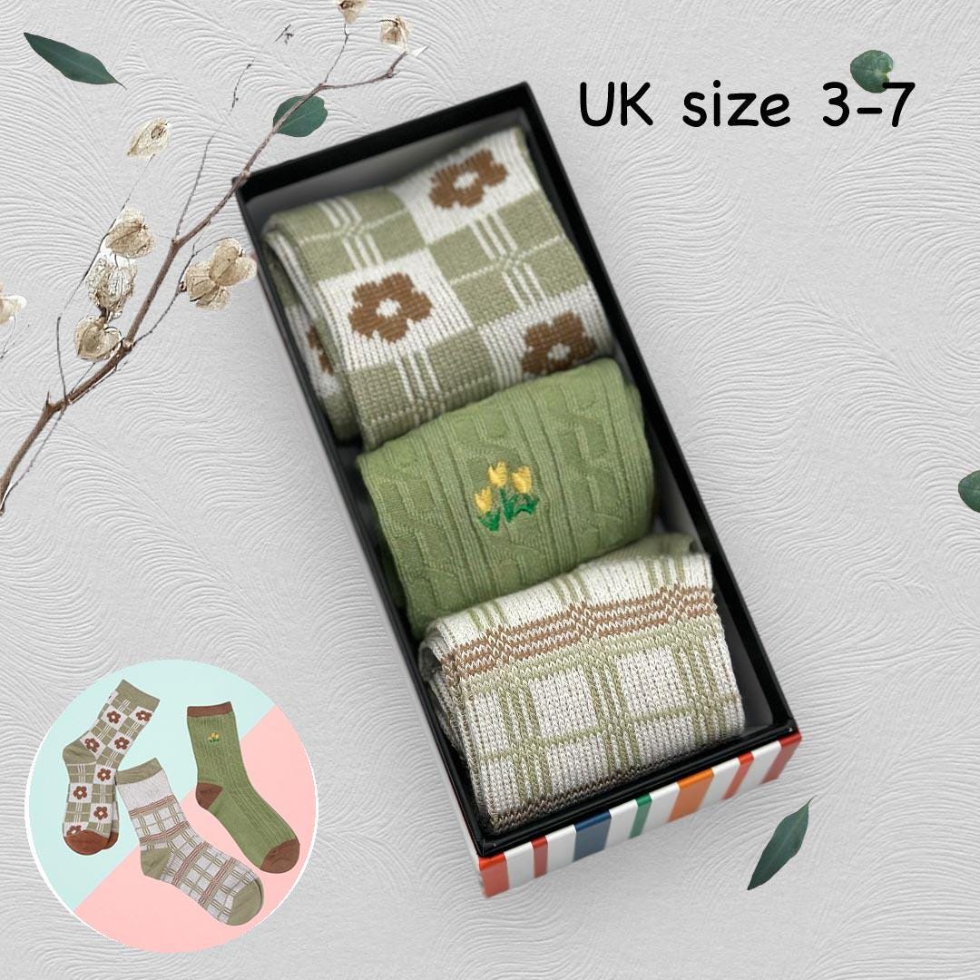 Ladies Seamless Soft Comfort Set of 6 Flower Checker Pattern Crew Socks Premium Quality Gift for Her comes with a gift bag