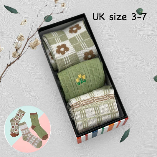 Ladies Seamless Soft Comfort Set of 6 Flower Checker Pattern Crew Socks Premium Quality Gift for Her comes with a gift bag