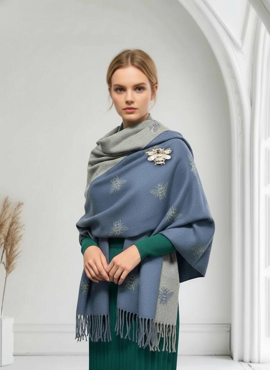 Bee Print Cashmere-Feel Scarf – Grey Wool-Style Wrap with Free Magnetic Brooch